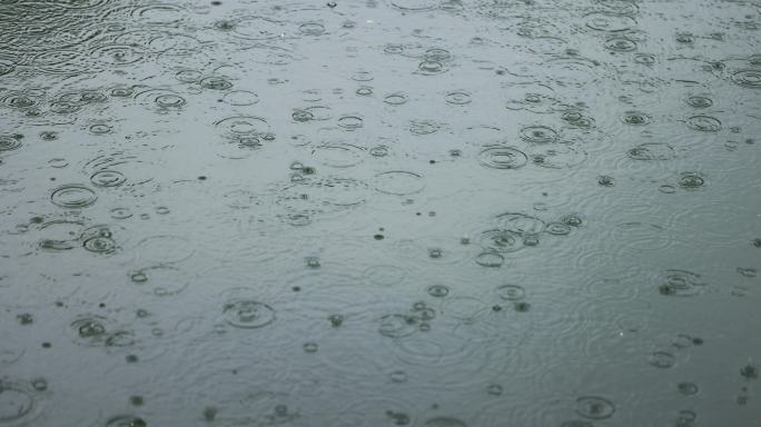 雨水雨滴落在水面溅起水花波纹
