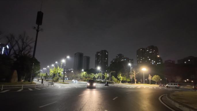 城市夜晚开车第一视角汽车窗外沿途风景马路