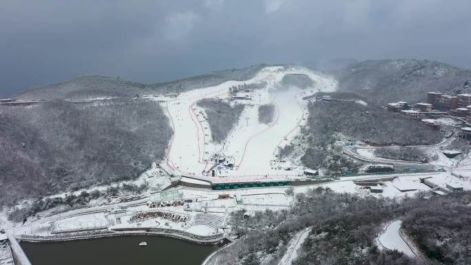 4K高空航拍安吉云上草原滑雪场大场景空镜
