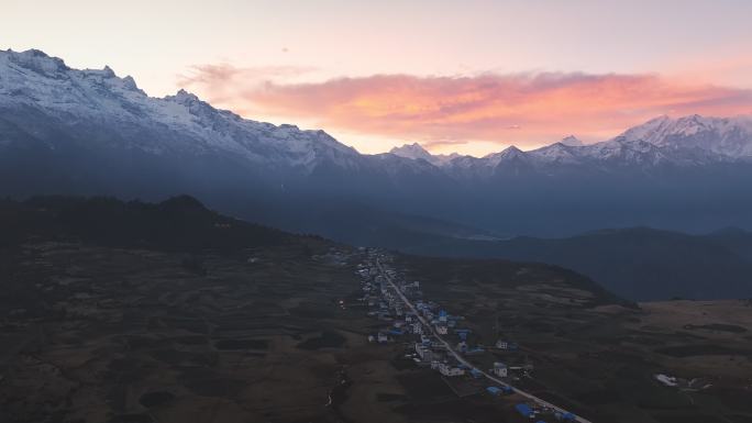 西藏吉隆镇乃夏村日出航拍雪山村庄风景