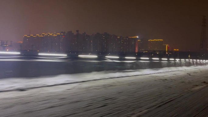 高速上行车下雪冰雪路面