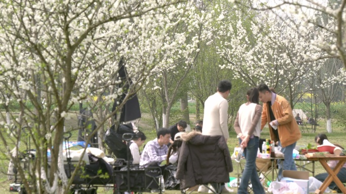 露营户外帐篷河边休闲聚会