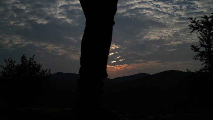 夕阳男性登山剪影