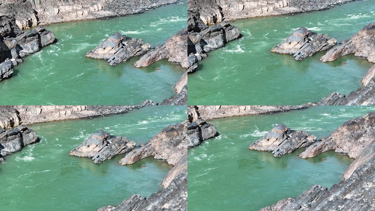 金沙江水流经过江中石堆