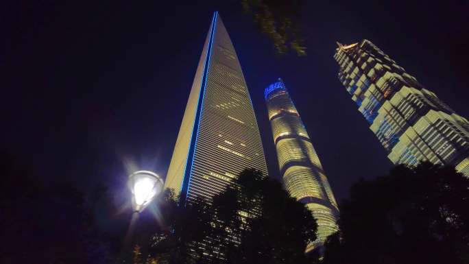 夜晚仰望陆家嘴三件套高楼大厦夜景城市风景