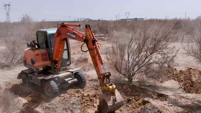 挖机挖沟引水种植梭梭树  防沙治沙
