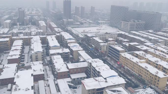 城镇飘雪楼房街头车流