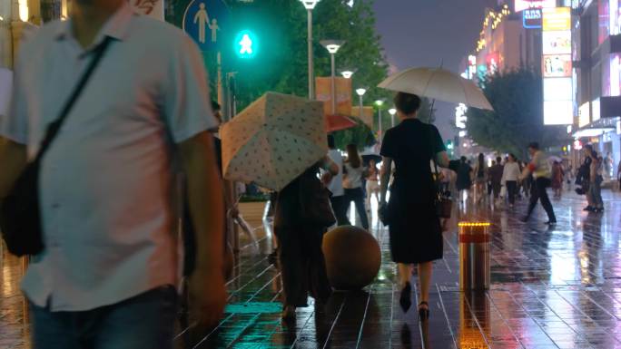 夜晚城市街道街头人流行人街景夜景逛街素材