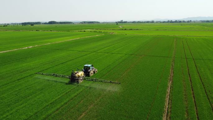 4K航拍农民拖拉机喷洒肥料除草剂杀虫剂