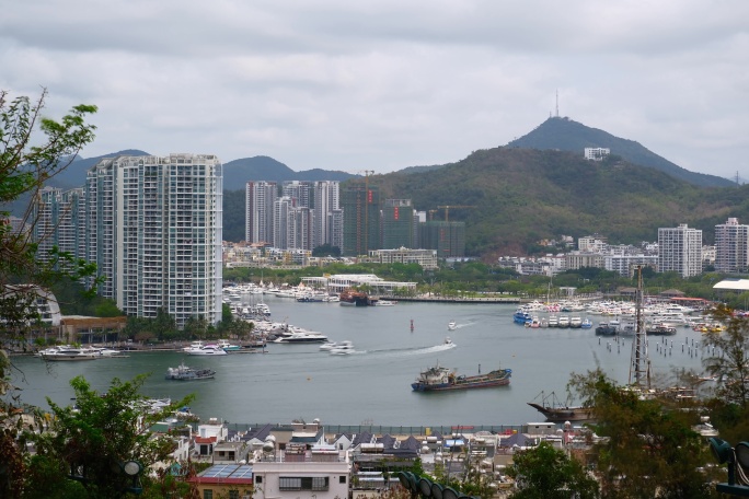 海南三亚城市风光游艇海湾海港