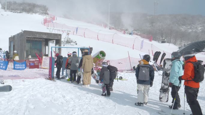 1920高清云上草原游客排队坐缆车滑雪