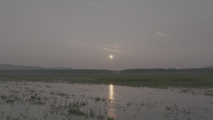 航拍湿地穿梭日落风景