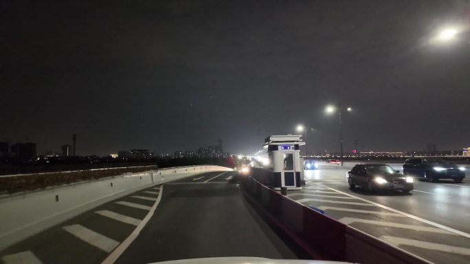 城市夜晚开车第一视角汽车窗外沿途风景马路