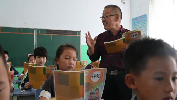 实景 农村老教师为学生上语文课