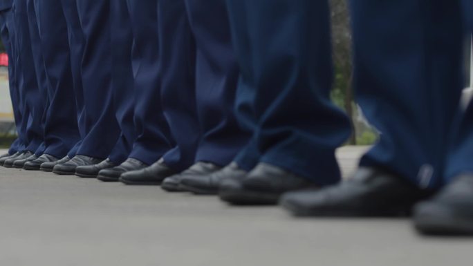 消防队身穿统一蓝色制服列队踢正步