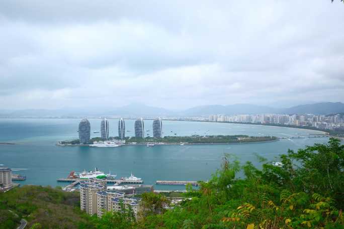 海南三亚城市风光游艇海湾海港