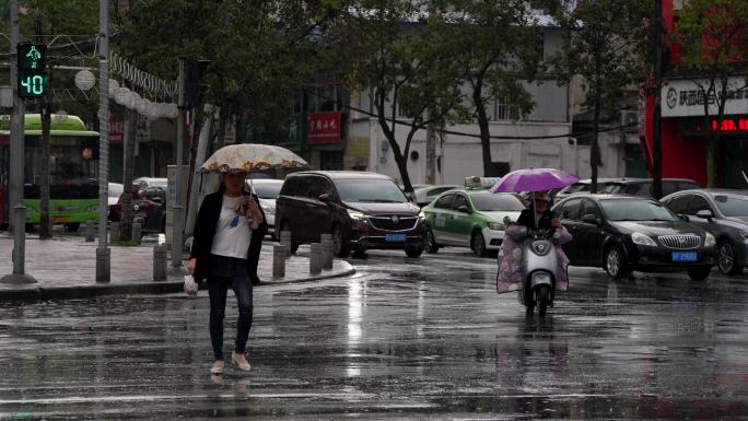 雨天行人过马路街头街景人来人往斑马线