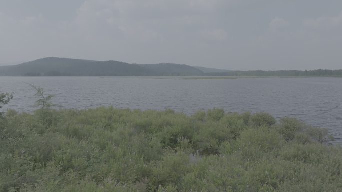 穿梭蓝天白云湖面草地远山