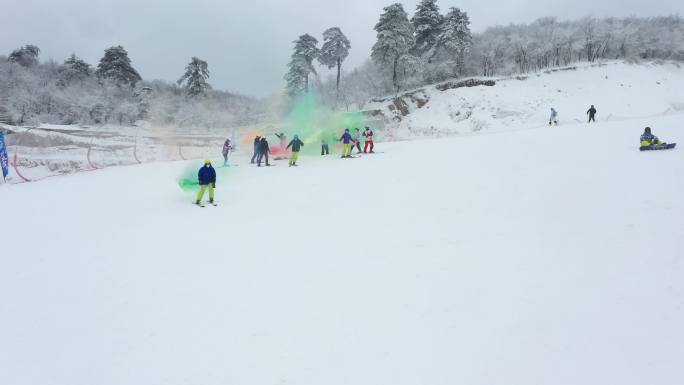 4K航拍安吉云上草原雪场游客排队上山滑雪