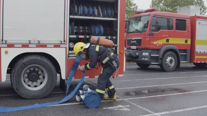 消防队员日常交接仪式和救援演习
