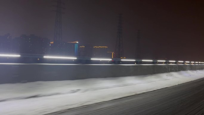 夜晚下雪天高架行车冰雪路面