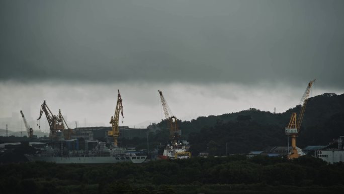 大雨来临的岸边码头