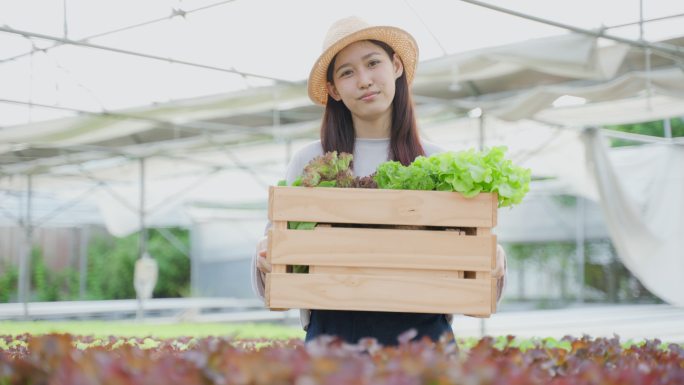 4K实拍亚裔年轻女性农民拿着篮子微笑