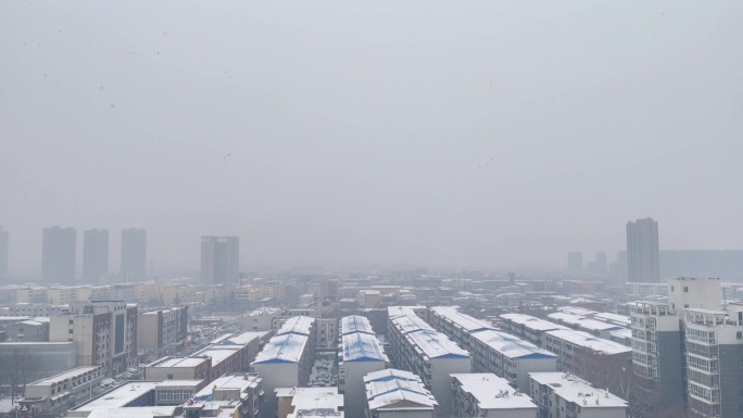 天空下摇城镇飘雪