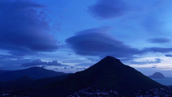 山峰 上的云朵，唯美毛里求斯景观