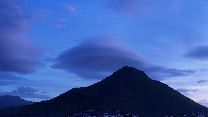 毛里求斯岛上的一座山峰，路易港