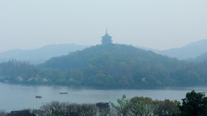 杭州西湖雷峰塔苏堤三潭印月云雾缭绕