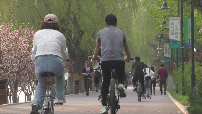 城市人文市井社区居民骑行遛弯健身跑步公园
