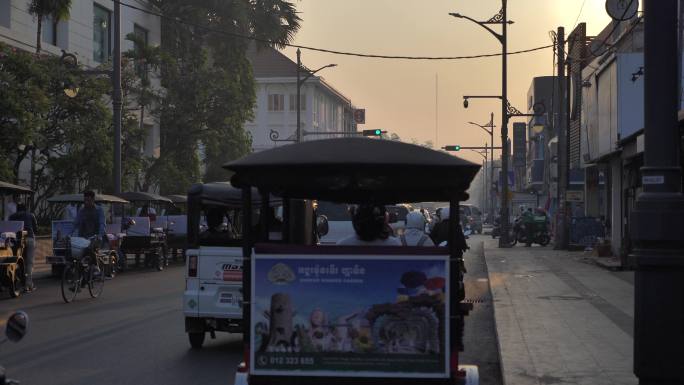 柬埔寨暹粒早晨日出繁忙马路街道车流突突车