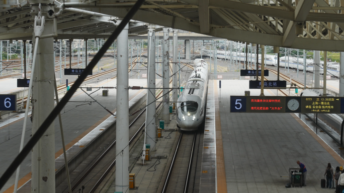 青岛北站高铁到站出发旅客出行