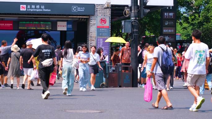 城市夏天暑假酷暑高温炎热街道行人过马路人