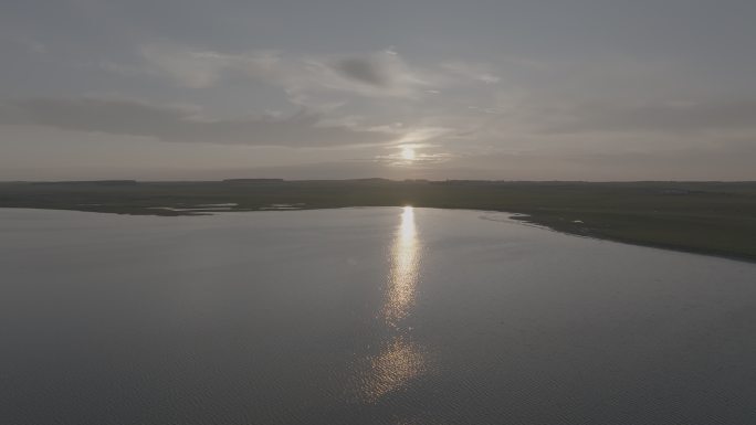 夕阳航拍草原湖泊倒影云雾