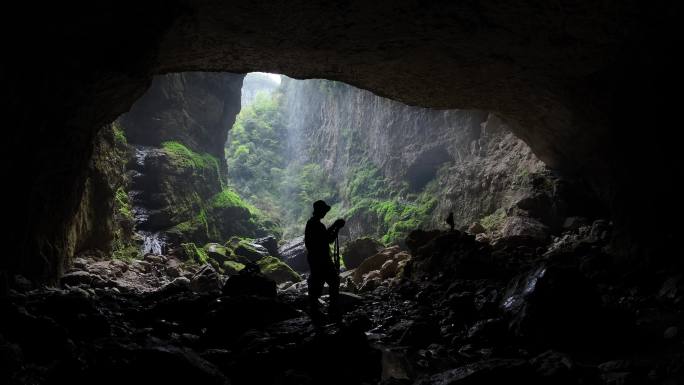户外徒步探险天坑洞穴探险企业精神户外运动