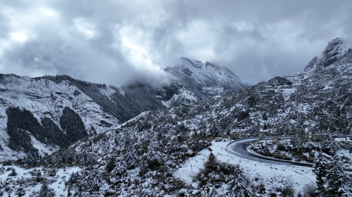 甘肃甘南迭部扎尕那航拍雪景4K