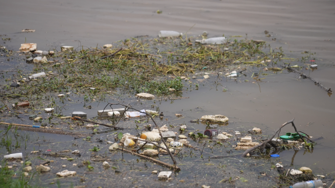 湘江河道中漂浮的固体废弃物垃圾空镜