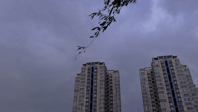 暴风雨前城市阴天建筑乌云阴沉郊外