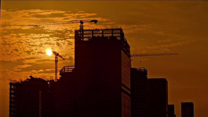 太阳从在建建筑物旁下落