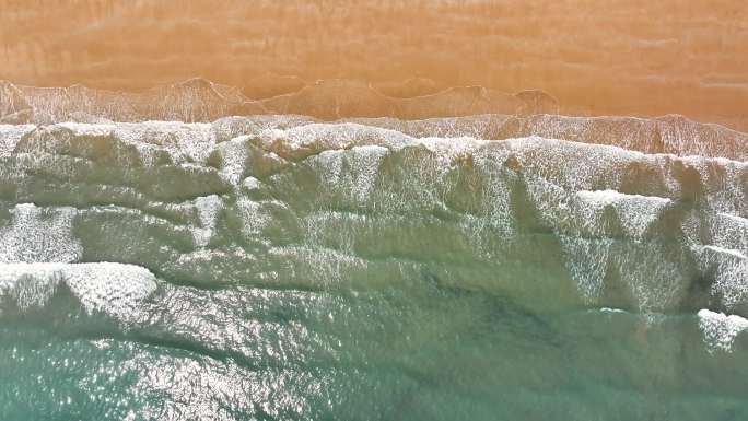 航拍沙滩海浪海岸线风景