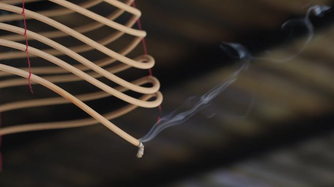 庙门悬挂塔香默默燃烧香烟袅袅05