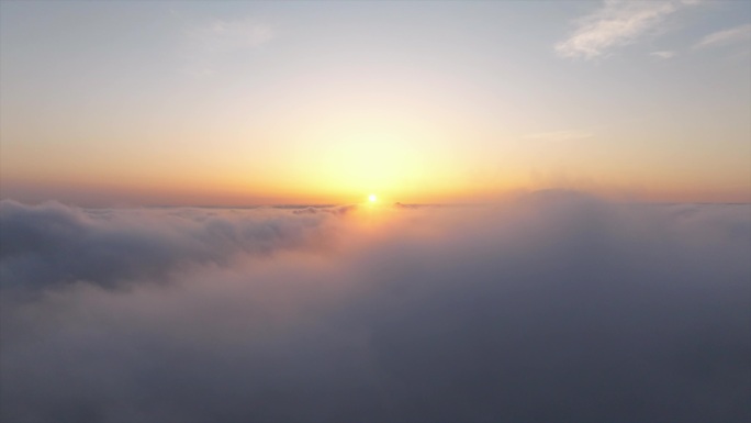 无人机穿过云层看见绝美日出