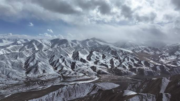 雪后祁连山下的德马高速