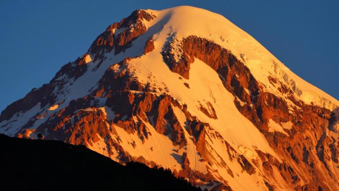 日照金山雪山延时拍摄格鲁吉亚