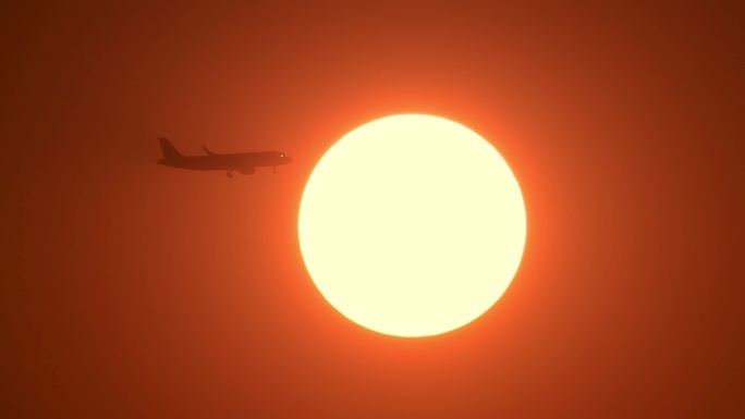 民航客机穿过太阳