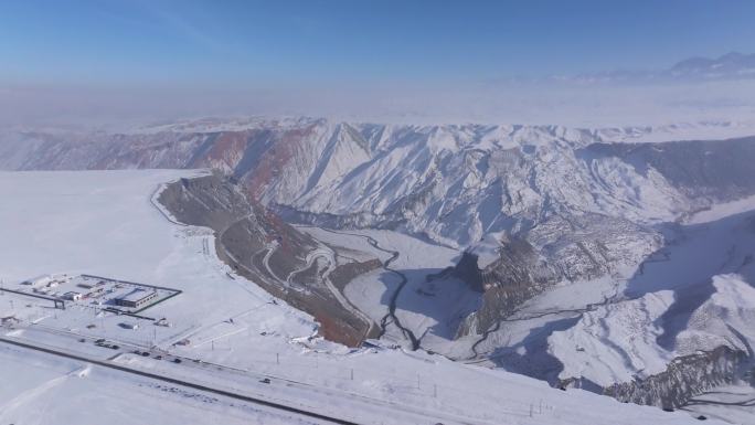 航拍新疆冬季安集海大峡谷红色山脉雪山河流