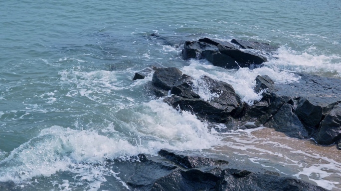 海水海浪拍打礁石