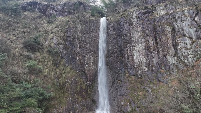 航拍江南浙江竹林竹山悬崖瀑布悬挂实拍